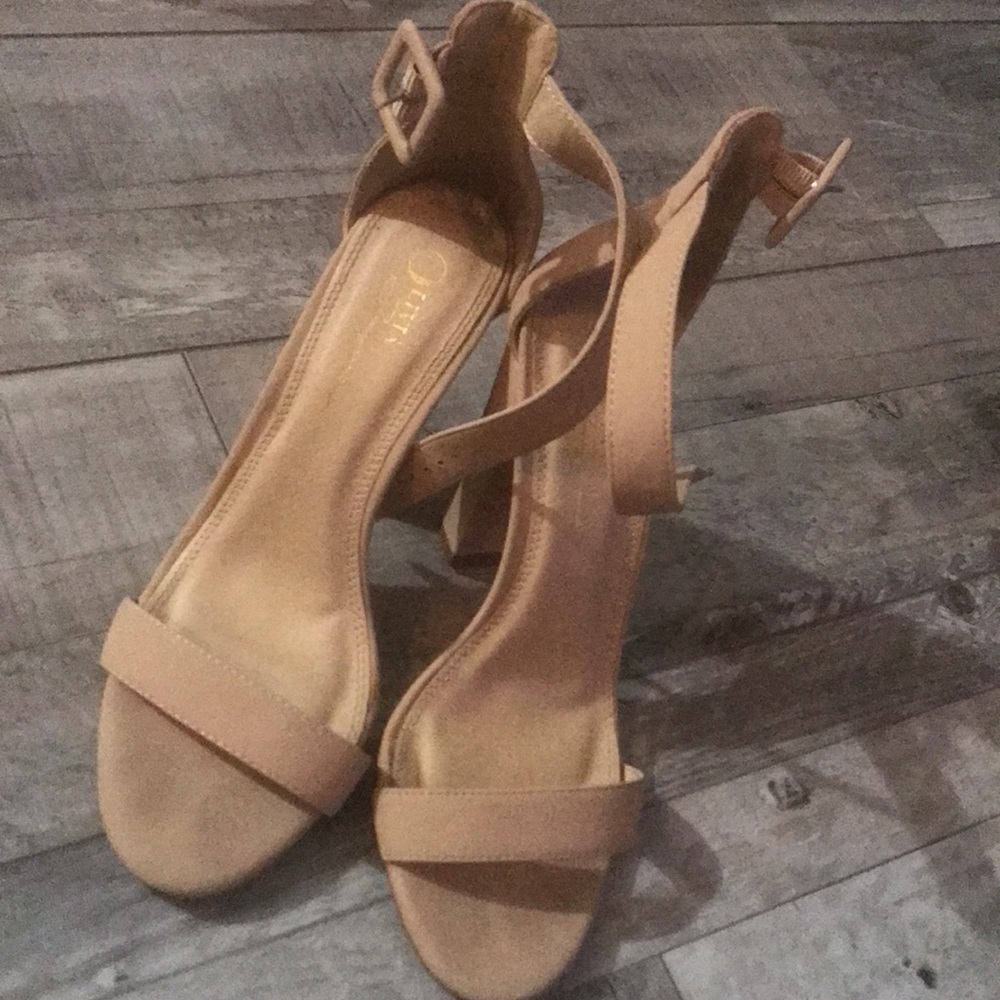 Cute dressy heels - Picture 2 of 4